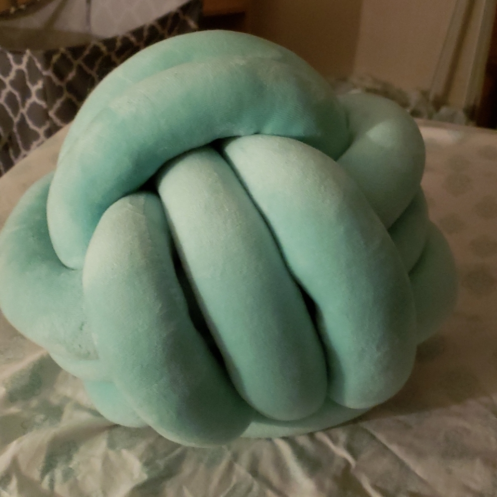 Monkey knot pillow